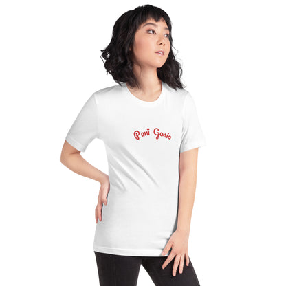 Das weiße Unisex-T-Shirt von der Seite. Das Schriftstück „Pani Gosia“ in markantem POLCOUTURE Rot zeigt den Namen in verspielter Optik inklusive des kleinen Herz-Details.
