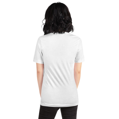 Rückansicht eines Models im weißen POLCOUTURE Unisex-T-Shirt. Der Fokus liegt auf dem minimalistischen Stil und der angenehm leichten Qualität des Stoffes.
