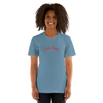 Ein Model präsentiert das stahlblaue Shirt. Der Fokus liegt auf dem roten Namenszug „Pani Kasia“, dessen verspielte Schrift durch das Herzchen-Detail veredelt wird.