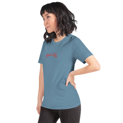 Seitenansicht am Model in Steel Blue. Das rote Schriftstück „Pani Ola“ kommt durch die verspielte Schriftart und das Herzchen-Detail auf dem blauen Grund gut zur Geltung.
