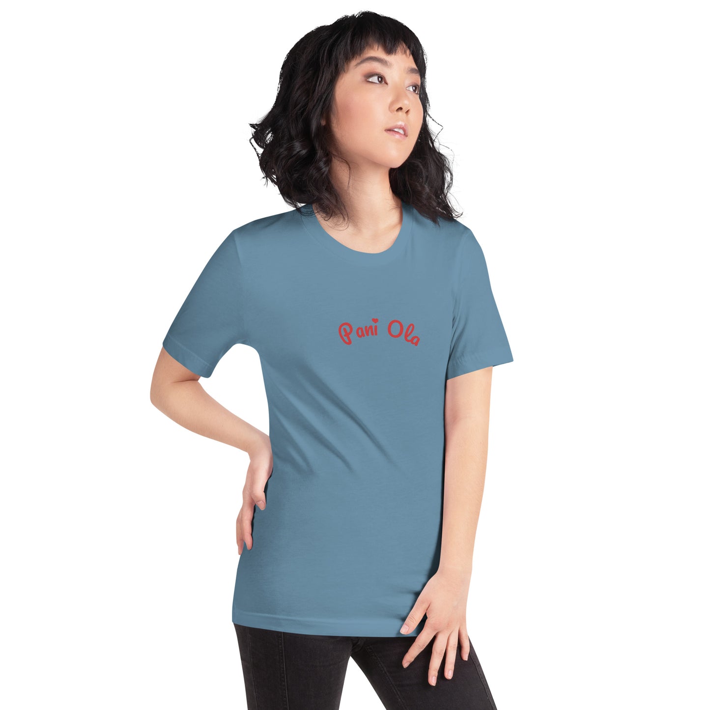 Leicht schräge Ansicht des stahlblauen Shirts. Der Fokus liegt auf dem hochwertigen roten Namens-Print „Pani Ola“ und der modernen Farbe des T-Shirts.