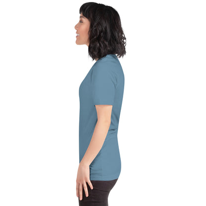 Seitliche Ansicht am Model: Die Aufnahme unterstreicht die besondere Farbtiefe von Steel Blue und den bequemen Sitz des POLCOUTURE Unisex-Shirts.