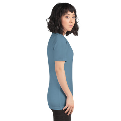 Seitenprofil am Model: Gezeigt wird der saubere Abschluss am Rundhals und der lockere Schnitt des stahlblauen Unisex-T-Shirts.