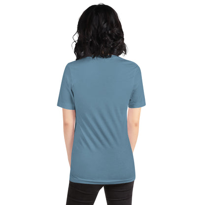 Die Rückansicht am Model zeigt das Unisex-T-Shirt in der Farbe Steel Blue. Der Fokus liegt auf der Farbtiefe des Stoffes und der entspannten Passform.
