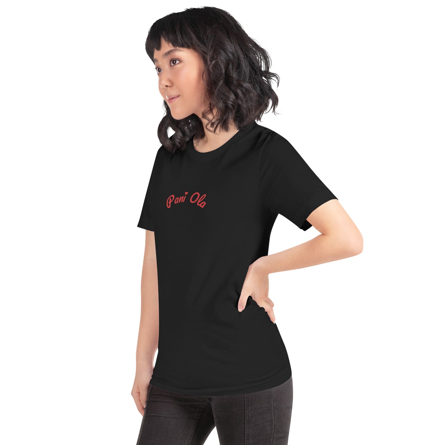 Schräge Ansicht des schwarzen Shirts. Die verspielte Schriftart von „Pani Ola“ und das rote Herzchen verleihen dem klassischen Look einen charmanten Akzent.
