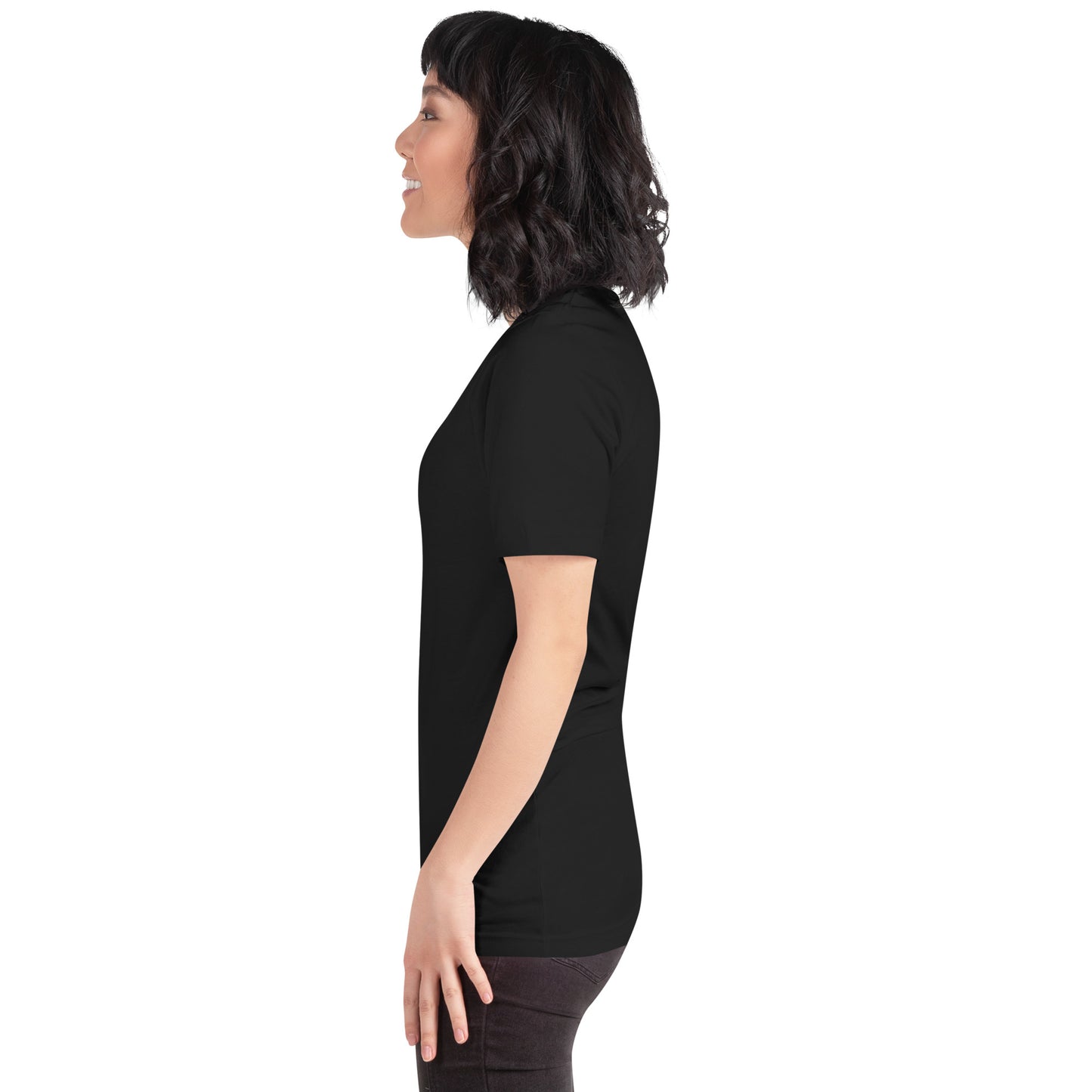 Seitenansicht am Model: Der Fokus liegt auf der matten Eleganz von Vintage Schwarz und dem zeitlosen Design des POLCOUTURE Unisex-Shirts.