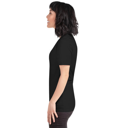 Seitenansicht am Model: Der Fokus liegt auf der matten Eleganz von Vintage Schwarz und dem zeitlosen Design des POLCOUTURE Unisex-Shirts.