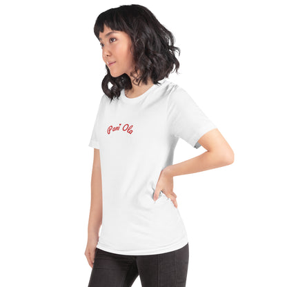 Leicht seitliche Ansicht am Model im weißen Unisex-Shirt. Der Fokus liegt auf dem roten Schriftstück „Pani Ola“, das durch die verspielte Schriftart und das Herzchen charmant wirkt.