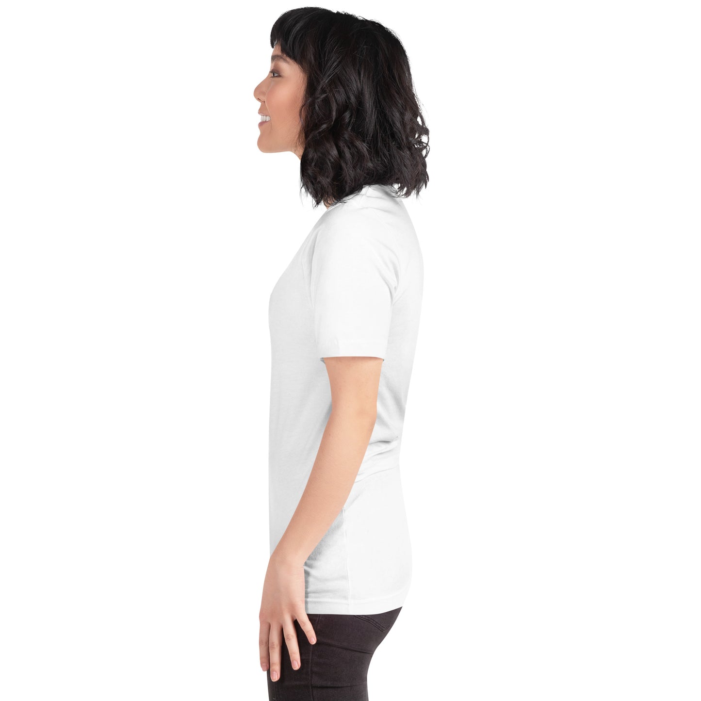 Seitenansicht am Model: Diese Perspektive zeigt den sommerlich leichten Fall des weißen Stoffes und die moderne Passform des POLCOUTURE Unisex-Shirts.