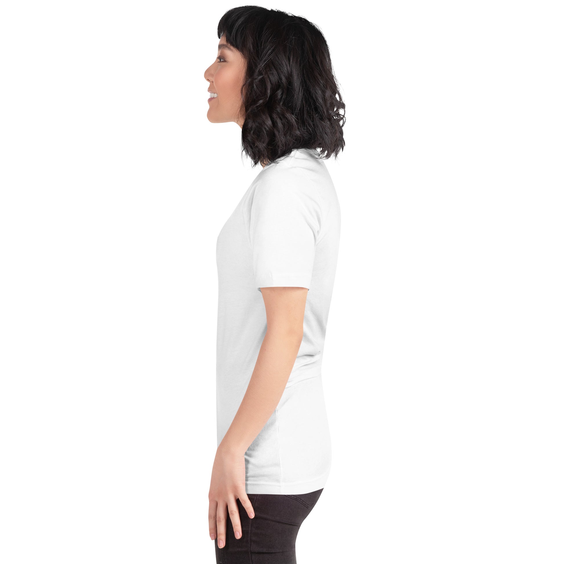 Seitenansicht am Model: Diese Perspektive zeigt den sommerlich leichten Fall des weißen Stoffes und die moderne Passform des POLCOUTURE Unisex-Shirts.