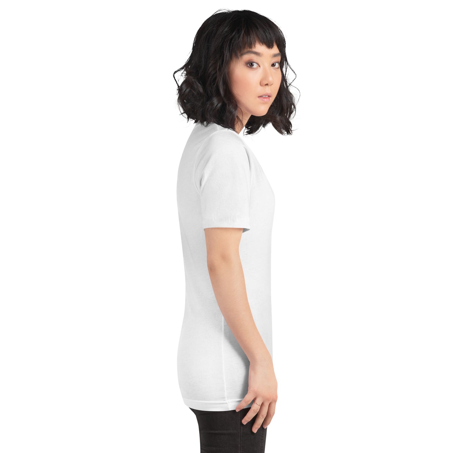 Seitenprofil am Model: Der Fokus liegt auf der reinen Farbwirkung des weißen Unisex-T-Shirts und der hochwertigen Kantenverarbeitung am Ärmel.