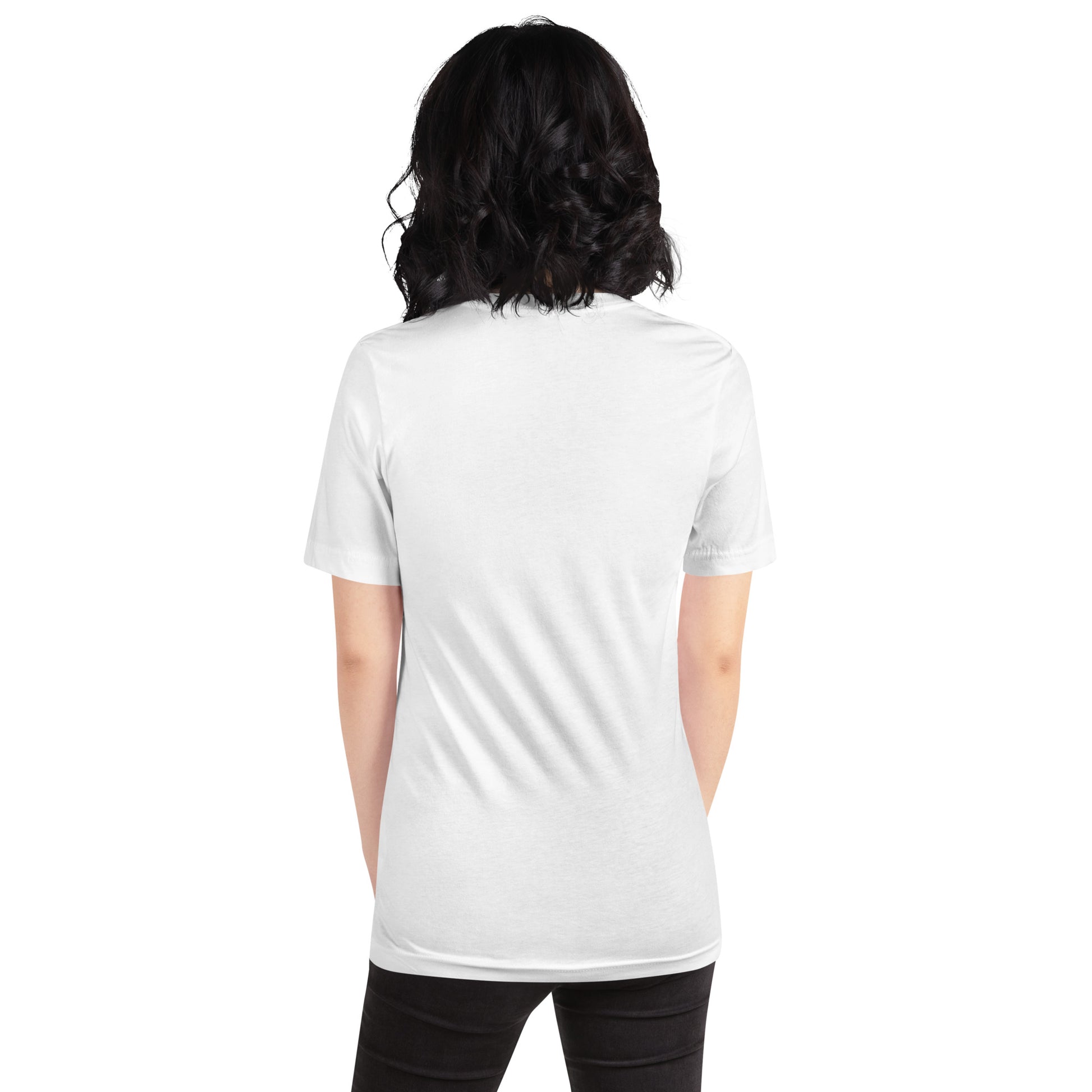 Rückansicht eines Models im weißen POLCOUTURE Unisex-T-Shirt. Der Fokus liegt auf dem minimalistischen Stil und der feinen Textur des hellen Stoffes.