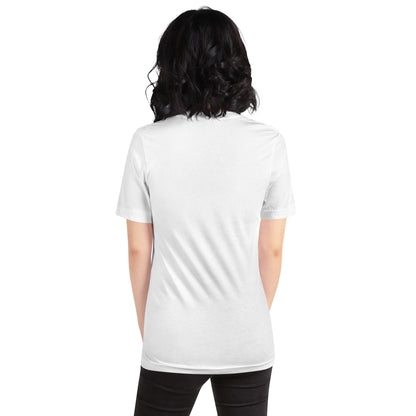 Rückansicht eines Models im weißen POLCOUTURE Unisex-T-Shirt. Der Fokus liegt auf dem minimalistischen Stil und der feinen Textur des hellen Stoffes.