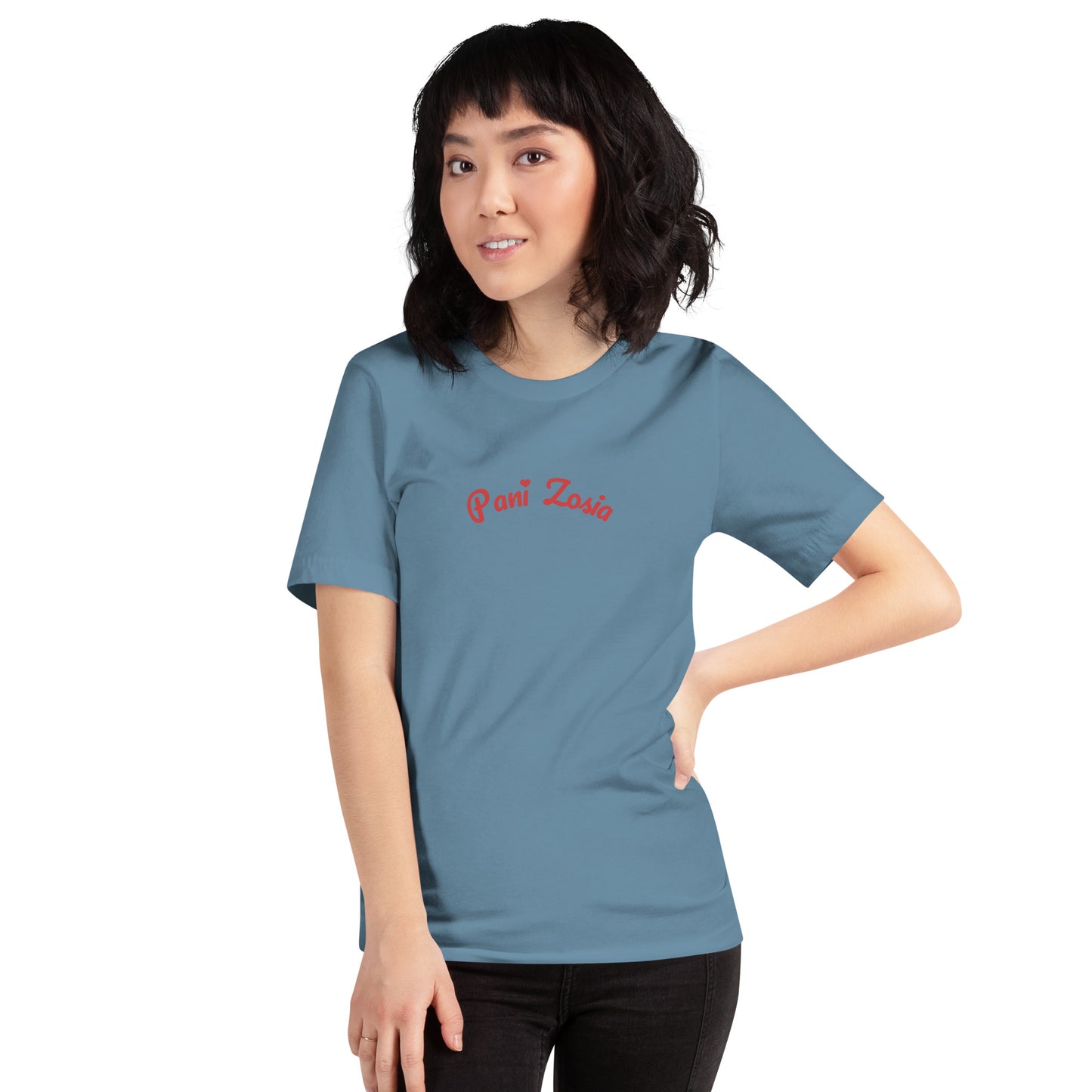 Ein Model präsentiert das Unisex-T-Shirt in Steel Blue. Der rote Namenszug „Pani Zosia“ mit dem Herz-Detail setzt einen lebhaften Akzent auf dem stahlblauen Stoff.