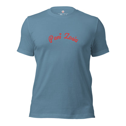 Das Unisex-T-Shirt in Steel Blue. Der rote Namenszug „Pani Zosia“ mit dem Herz-Detail über dem „i“ hebt sich kontrastreich vom stahlblauen Untergrund ab.