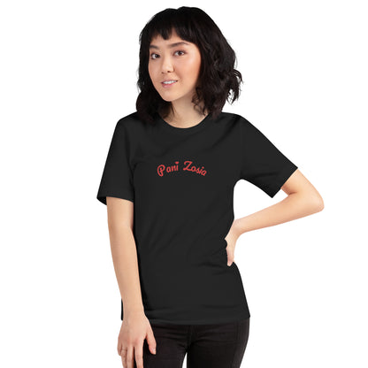 Ein Model trägt das Unisex-T-Shirt in Vintage Schwarz. Das rote Schriftstück „Pani Zosia“ leuchtet intensiv auf dem dunklen Grund des POLCOUTURE Shirts.