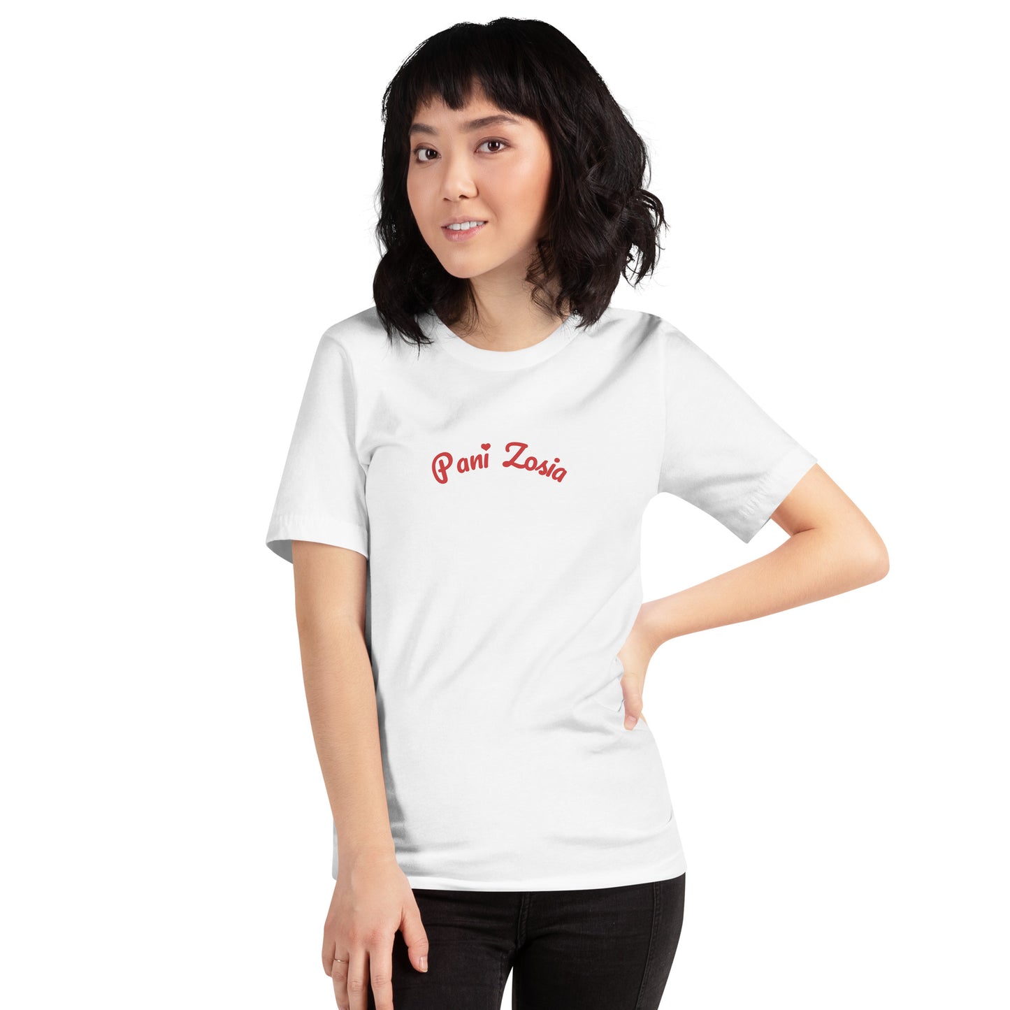 Ein Model trägt das weiße POLCOUTURE Unisex-T-Shirt mit dem roten Schriftzug „Pani Zosia“. Der verspielte Name und das Herz-Detail bilden den Fokus.
