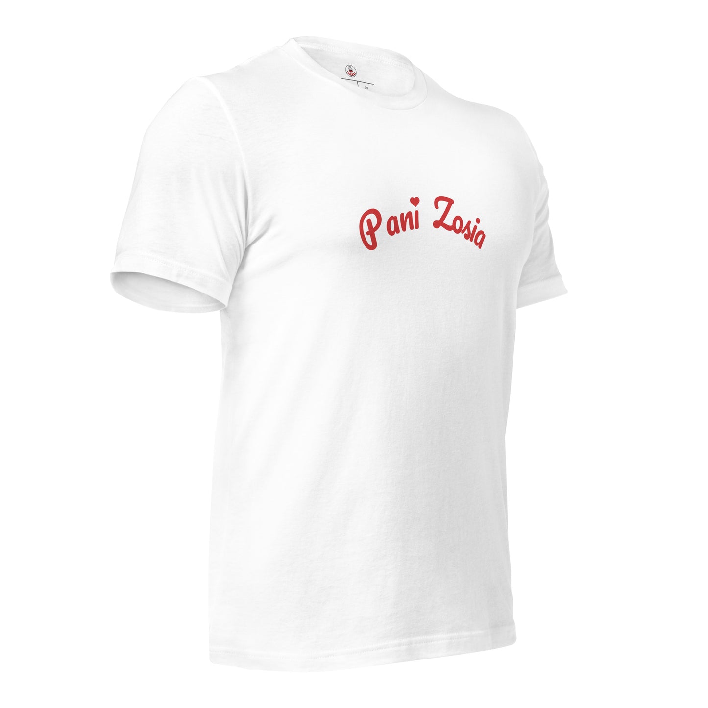 Detailansicht der rechten Seite des weißen Unisex-T-Shirts. Das rote Design „Pani Zosia“ mit dem charakteristischen Herzchen-i-Punkt bildet einen charmanten Blickfang auf dem weißen Stoff.