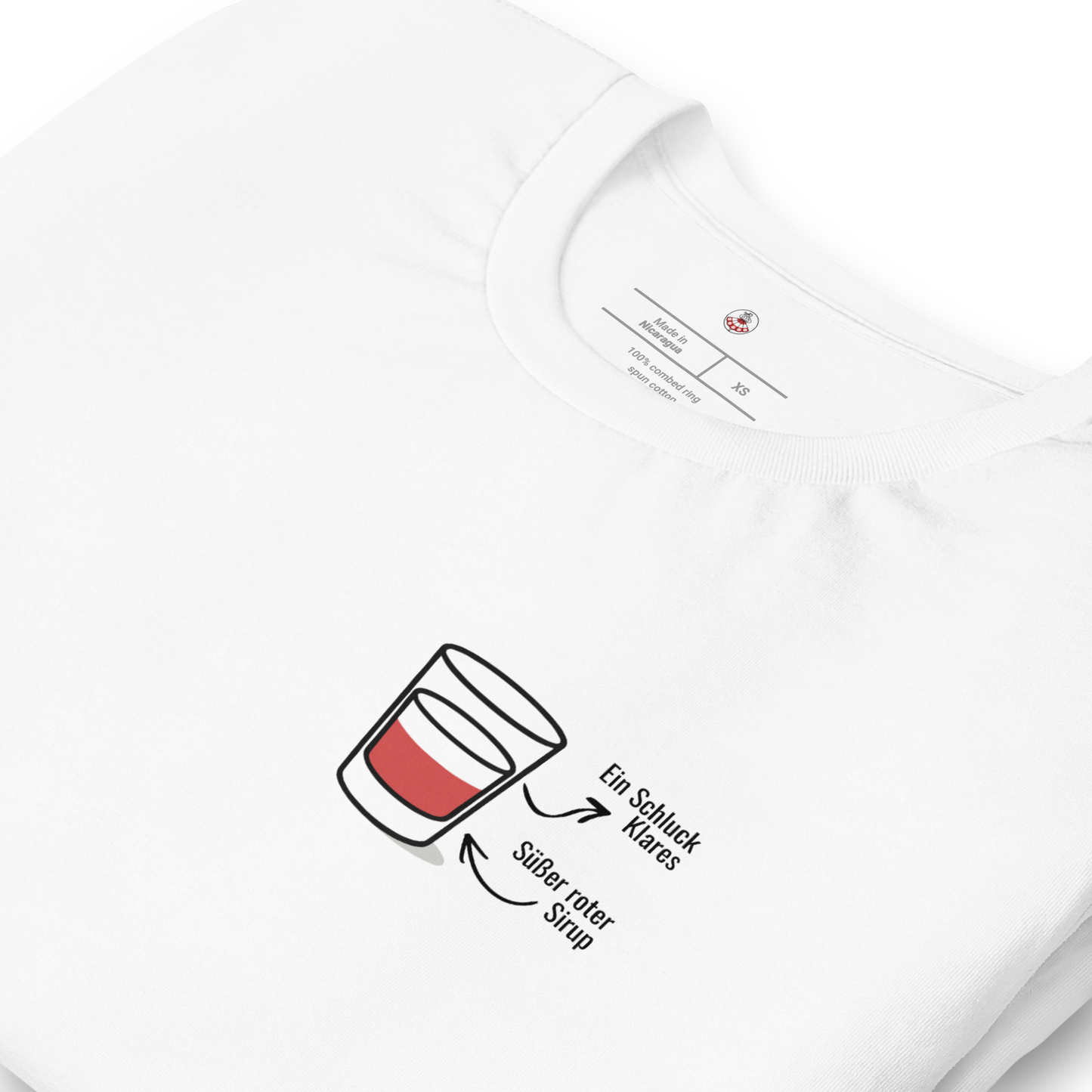 Das T-Shirt „PÓŁ NA PÓŁ" von POLCOUTURE, zusammengefaltet wo das Design gut zur Geltung kommt.