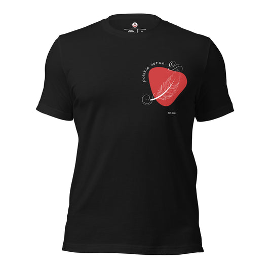 Unisex T-Shirt in Schwarz mit abstraktem rotem Herz-Akzent und weißer Feder frontal.