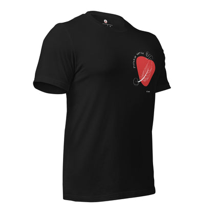 Profilansicht des schwarzen Shirts zur Darstellung der Druckqualität und der Unisex-Passform.