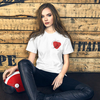 Sitzende Person im weißen SERCE Shirt kombiniert mit Helm und Stiefeln vor einer Wand.