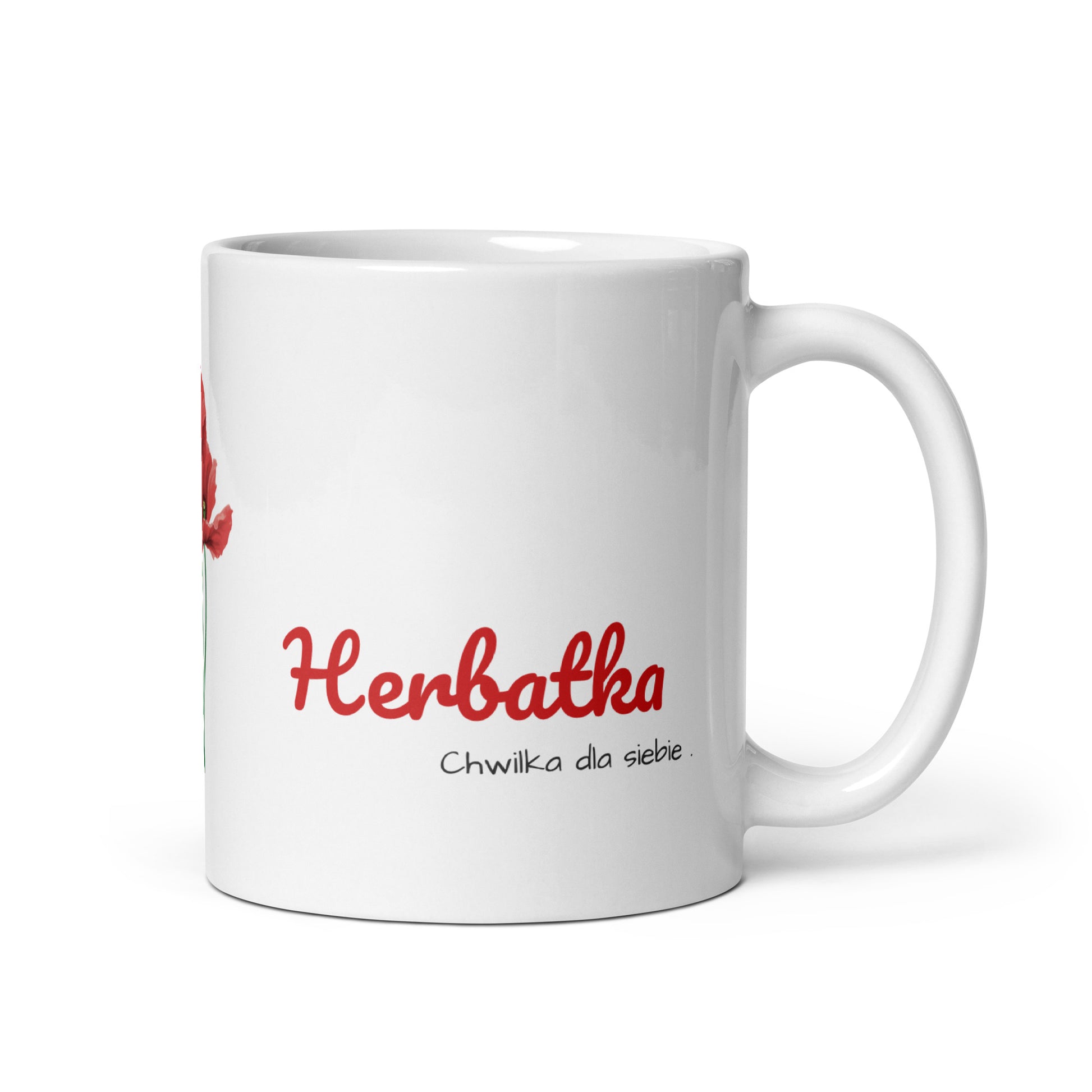 Weiße Keramiktasse „HERBATKA“ von POLCOUTURE auf weißem Hintergrund. Der Henkel zeigt nach rechts; im unteren Bereich befinden sich der Schriftzug „HERBATKA“ und der Slogan „chwilka dla siebie“.