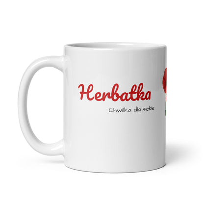 Seitenansicht der Tasse „HERBATKA“ mit dem Henkel auf der linken Seite. Der Schriftzug und der Slogan „chwilka dla siebie“ sind im oberen Drittel der weißen Tasse platziert.