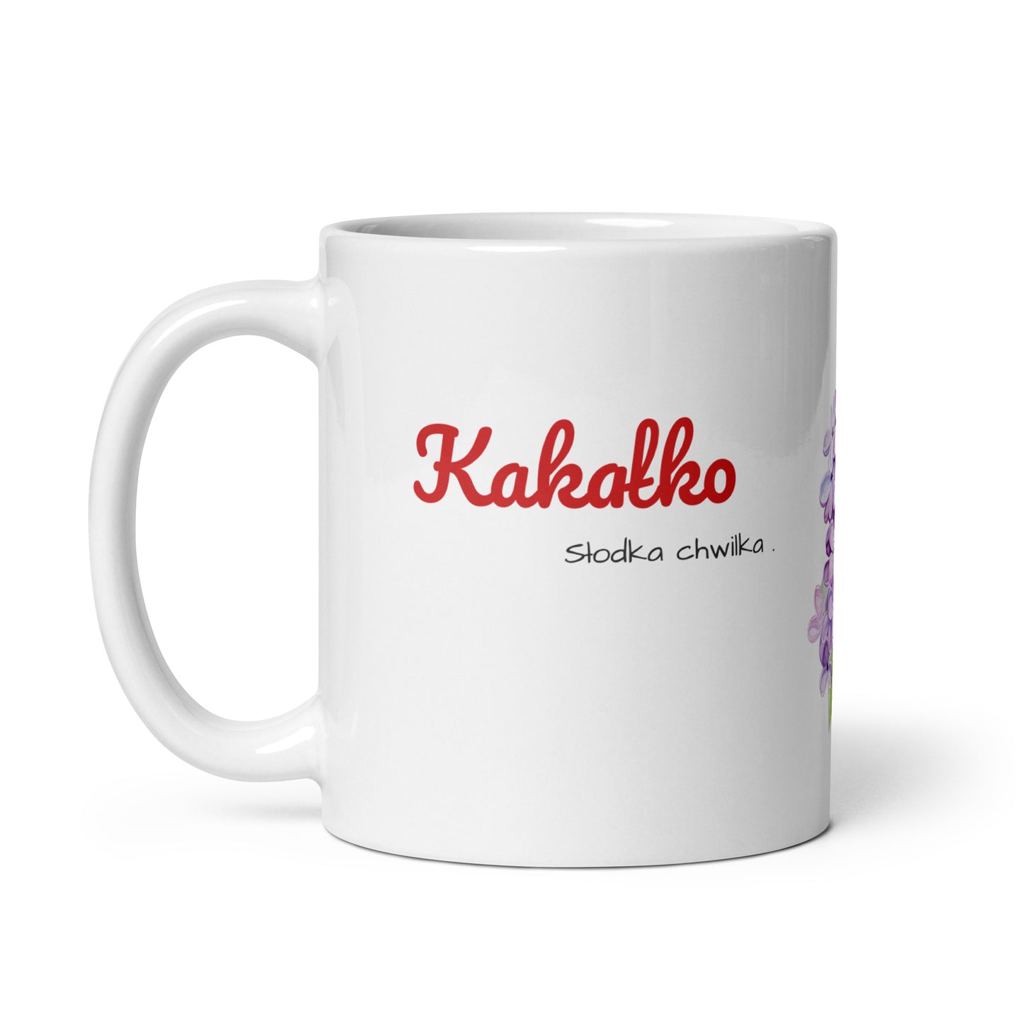Seitenansicht der Tasse „KAKAŁKO“ mit dem Henkel auf der linken Seite. Der Schriftzug und der Slogan „Słodka chwila“ sind im oberen Drittel der weißen Tasse auf weißem Grund platziert.