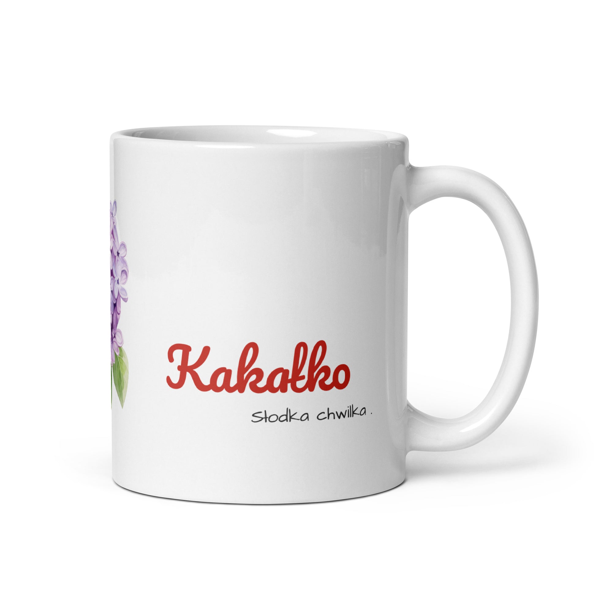Weiße Keramiktasse „KAKAŁKO“ von POLCOUTURE auf weißem Hintergrund. Der Henkel ist rechts platziert; im unteren Drittel stehen der Schriftzug „KAKAŁKO“ und der Slogan „Słodka chwila“.