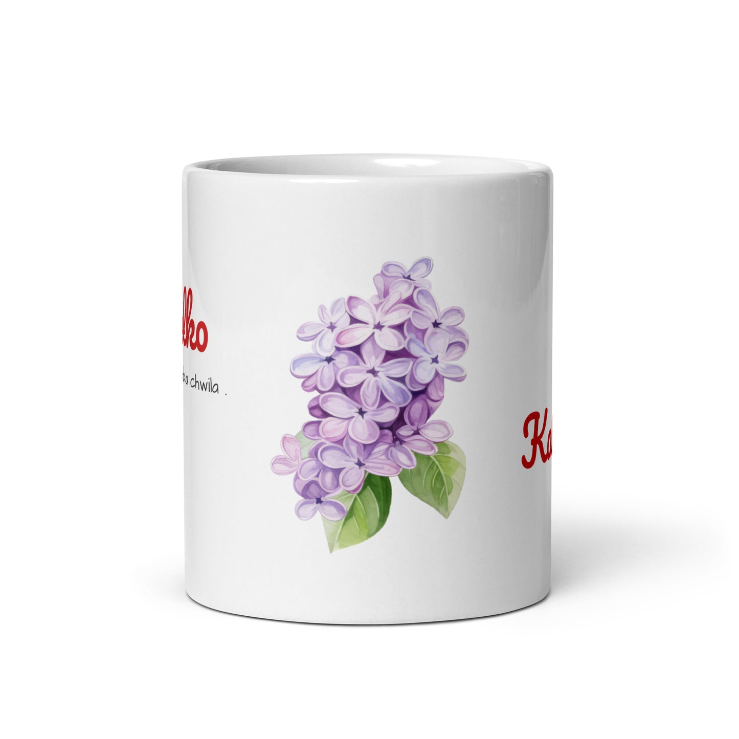 Frontalansicht der weißen Tasse „KAKAŁKO“ von POLCOUTURE auf weißem Hintergrund. Man sieht deutlich das florale Design mit zarten, lilafarbenen Fliederblüten, die den Becher schmücken.