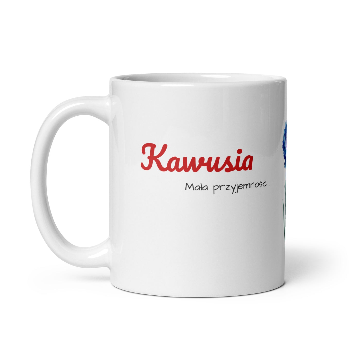 Seitenansicht der Tasse „KAWUSIA“ mit dem Henkel auf der linken Seite. Der Schriftzug und der Slogan „Moja przyjemność“ befinden sich im oberen Drittel der weißen Tasse vor weißem Hintergrund.