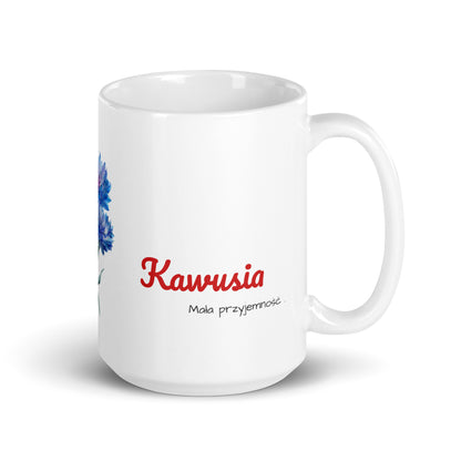 Seitenansicht der weißen POLCOUTURE Tasse Kawusia mit Henkel rechts. Im Fokus steht das polnische Wort „Kawusia“ in großer, moderner Schrift; direkt darunter ist klein der Slogan „Mała przyjemność“ platziert.
