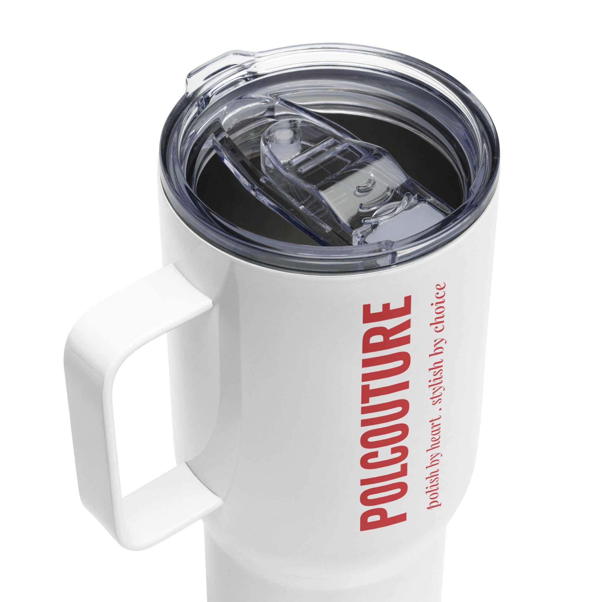 Draufsicht auf den weißen Travel Mug „ŁYK“ von POLCOUTURE auf weißem Grund. Die schräge Perspektive betont die schlanke Form und den praktischen Deckel des Edelstahlbechers.