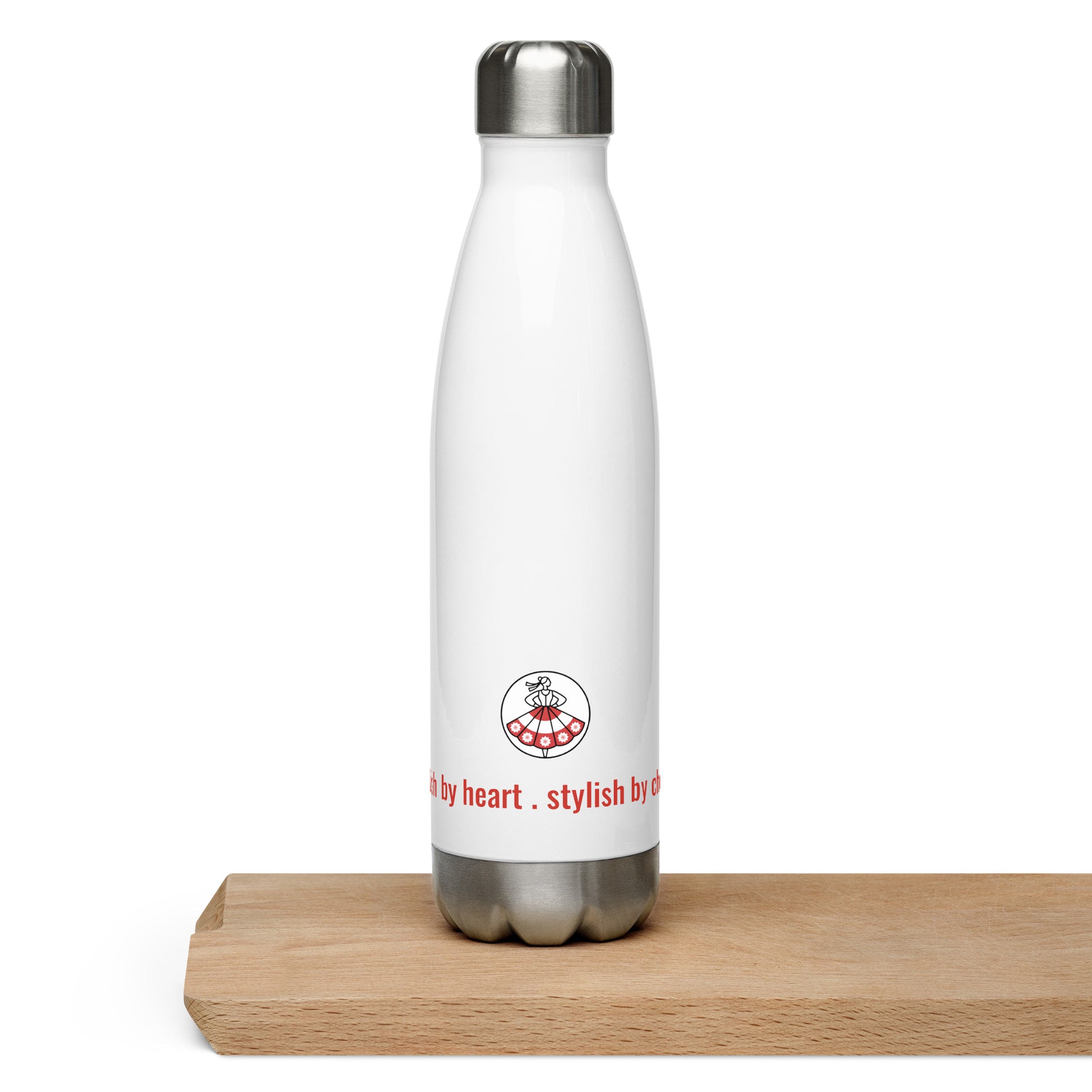 Die Trinkflasche „KROPELKA“ von POLCOUTURE steht auf einem rustikalen Stück Holz vor einem weißen Hintergrund. Das Logo und der Slogan sind im Kontrast zum natürlichen Holzuntergrund gut lesbar.