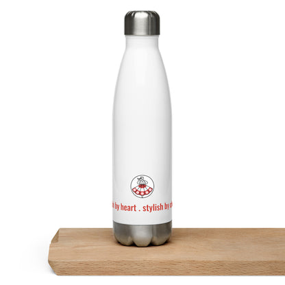 Die Trinkflasche „KROPELKA“ von POLCOUTURE steht auf einem rustikalen Stück Holz vor einem weißen Hintergrund. Das Logo und der Slogan sind im Kontrast zum natürlichen Holzuntergrund gut lesbar.