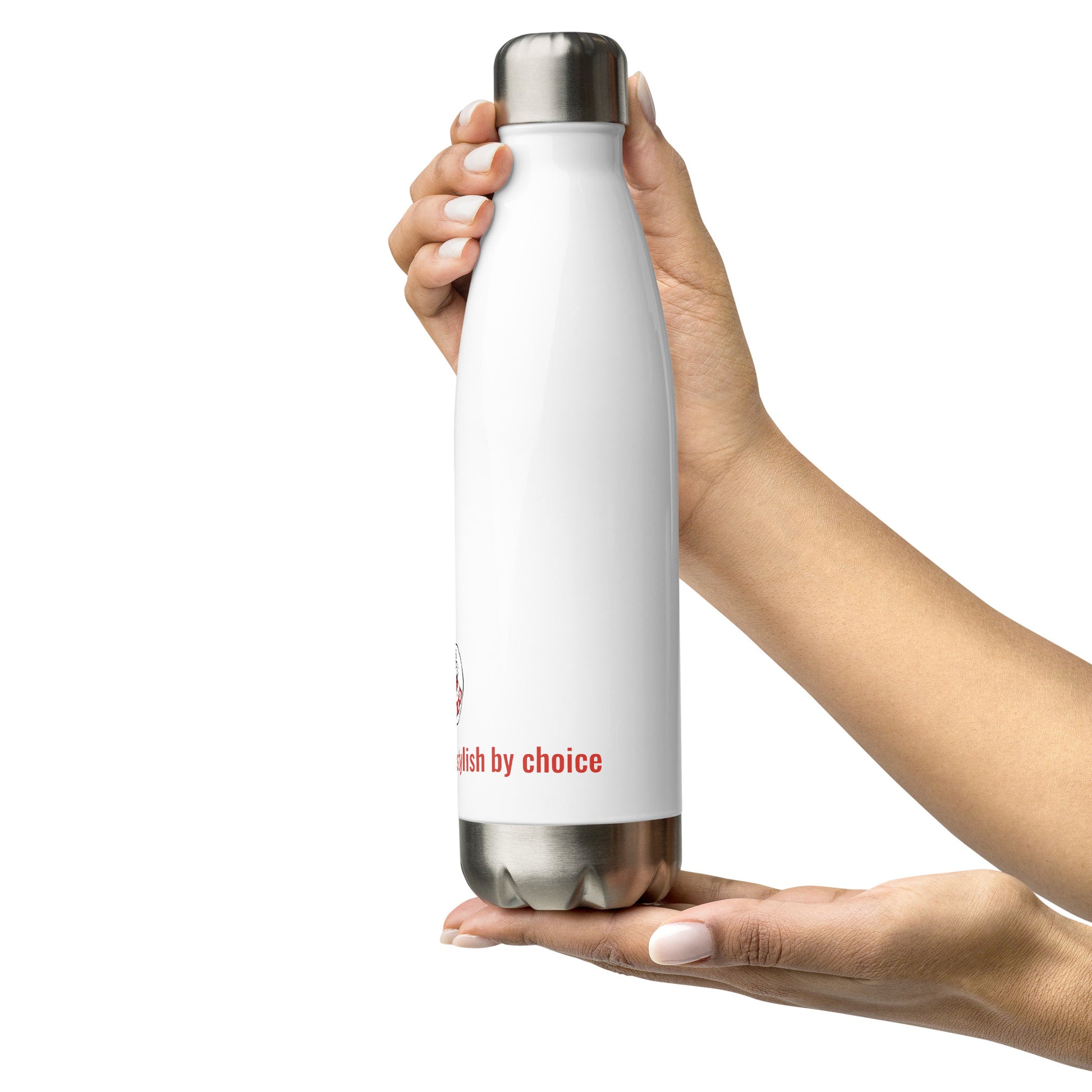 Ansicht der Flasche „KROPELKA“ von POLCOUTURE, leicht nach links gedreht und mit beiden Händen gehalten. Das minimalistische Design und der hochwertige Druck kommen auf dem weißen Hintergrund gut zur Geltung.