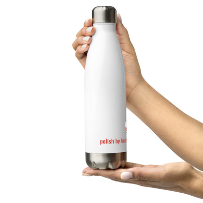 Die Trinkflasche „KROPELKA“ von POLCOUTURE wird mit beiden Händen gehalten und ist leicht nach rechts gedreht. Die perspektivische Ansicht auf weißem Hintergrund betont die schlanke Form der Flasche.
