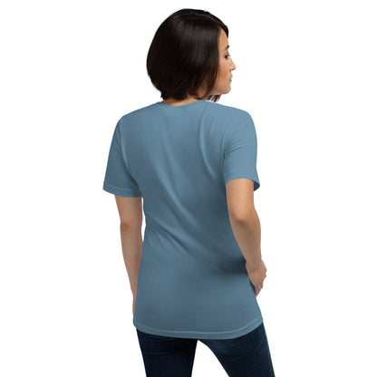 Die Rückansicht am Model zeigt das Damen-T-Shirt in der Farbe Steel Blue. Der Fokus liegt auf der besonderen Farbtiefe des Stoffes und der entspannten Passform.